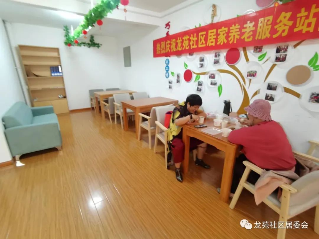 东风社区贴心服务助力老人完成养老认证(图1)